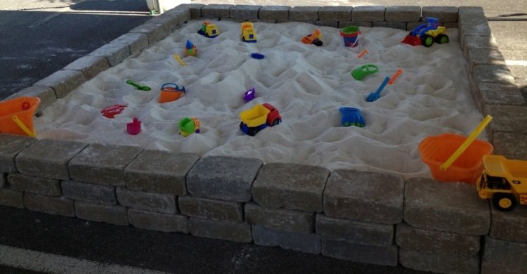 sandlåda bygg själv sten-material-idé-stenläggning-väggar-barn-spel
