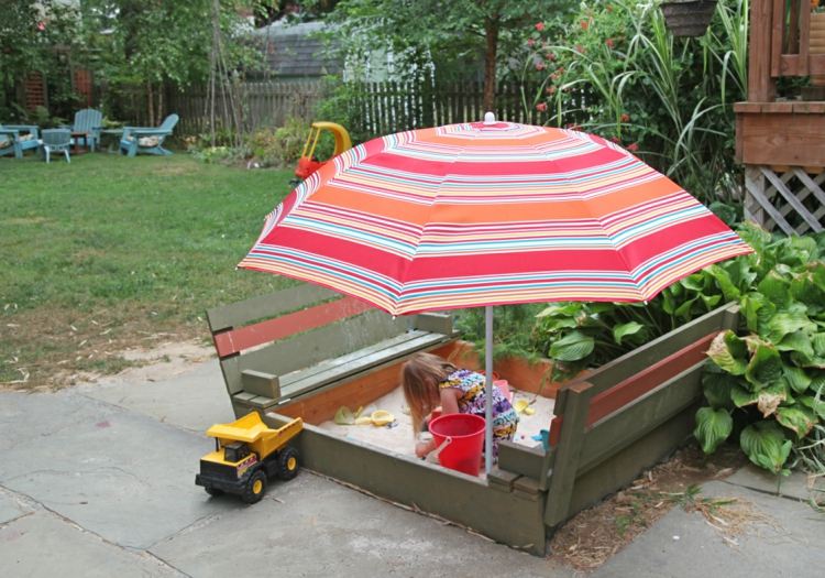 självbyggd sandlåda-parasoll-remseskydd-barnbänk