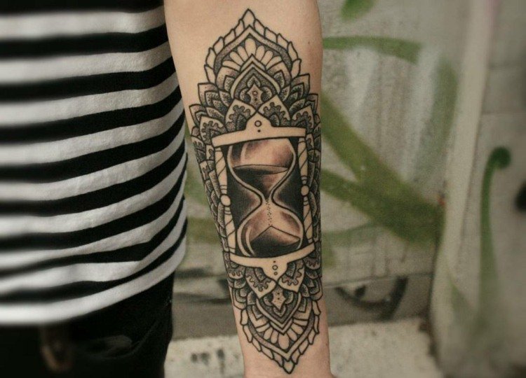 timglas tatuering grå färg buddhistiska mönster motiv