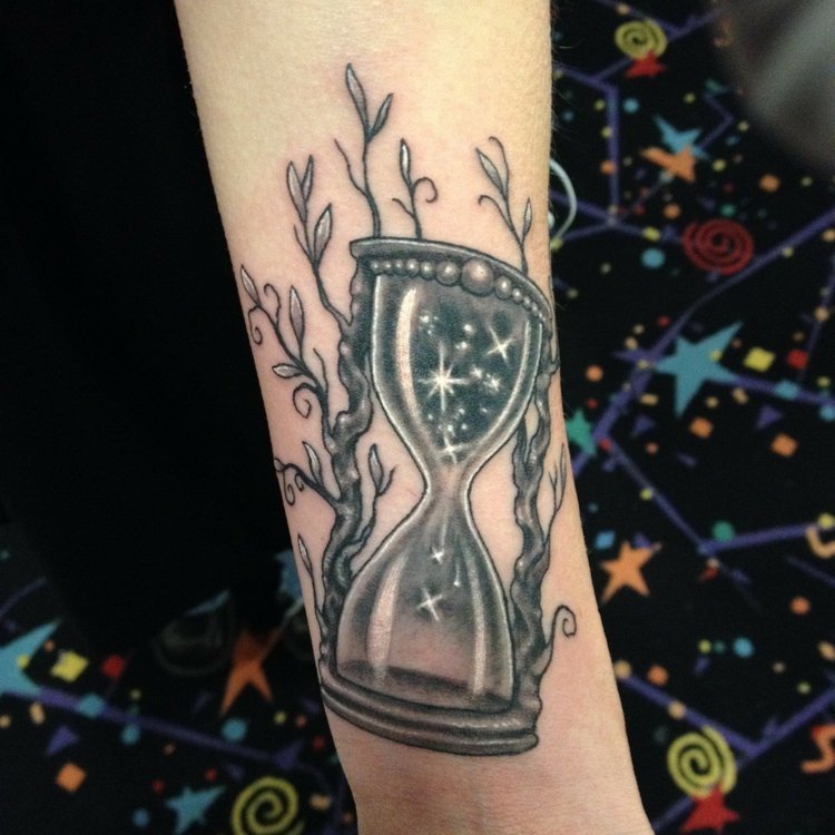 Timglas tatuering underarm-stjärnor-grenar-svart-vit