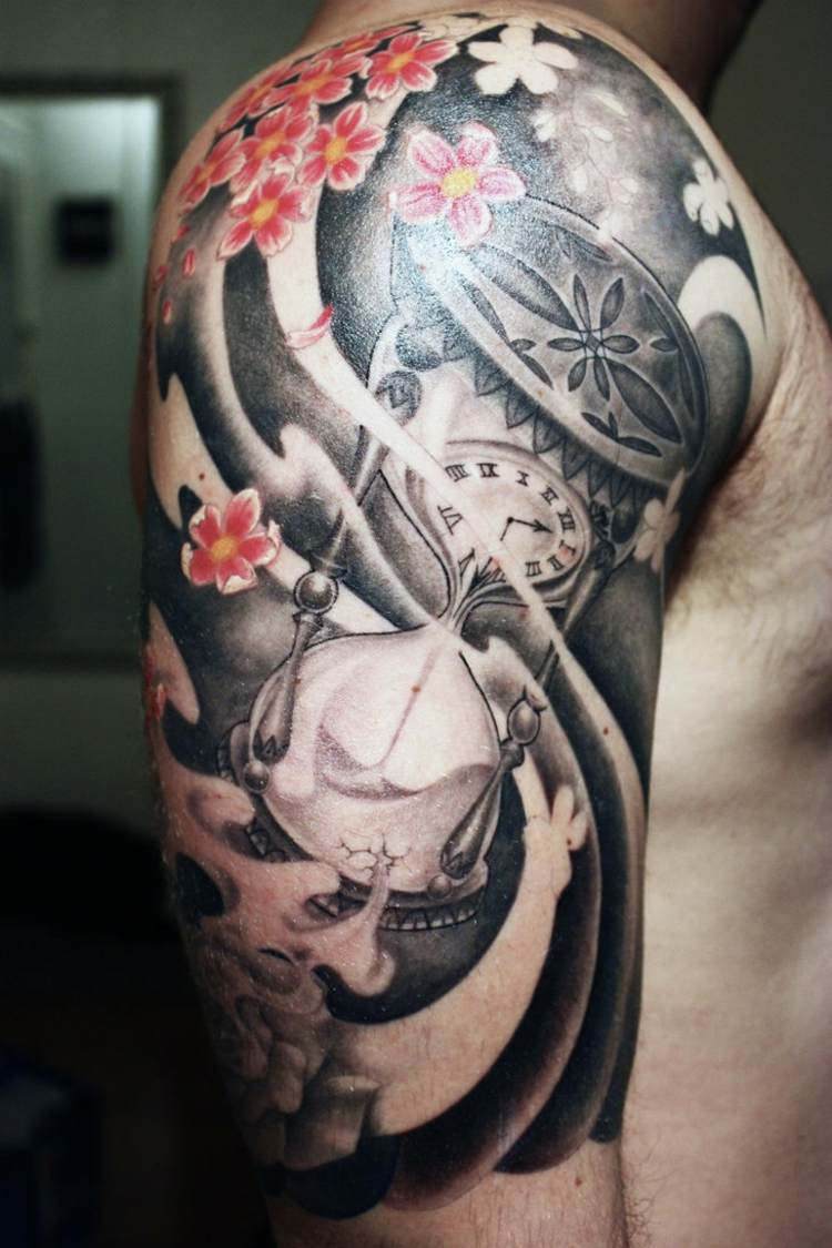 timglas tatuering arm ärm axel svart röd körsbärsblommor klocka i livet