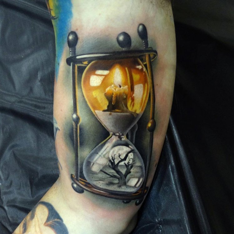 tatuering klocka av livet gul grå ljus timglas