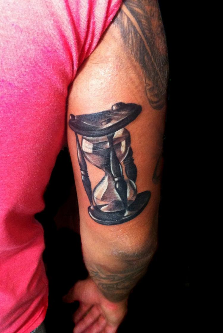 Timglas-tatuering-överarm-svart-klassisk-design
