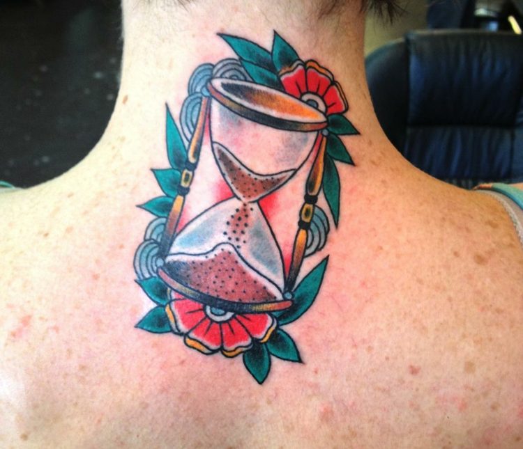 timglas-tatuering-hals-damer-grön-röda-blommor
