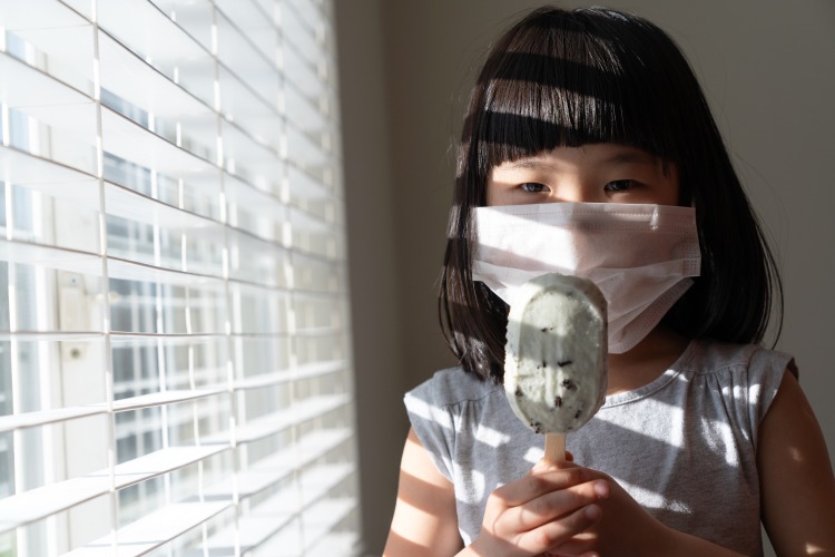 barn med glass hemma socialt avstånd under coronapandemin på sommaren