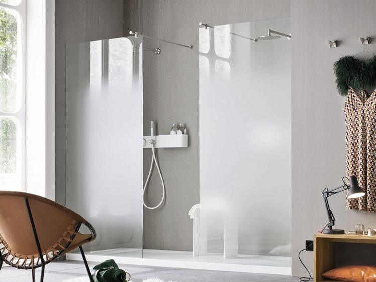 Satänglas-inuti-utsida-badrum-modern-glasvägg