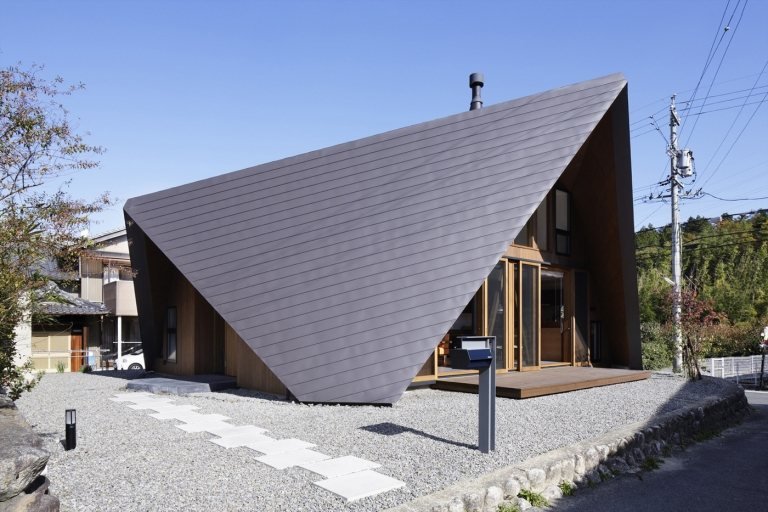 Gaveltakshus tolkar ett modernt konstruktionskoncept i japansk stil. Exempel på arkitekthus i två våningar med glasfasad
