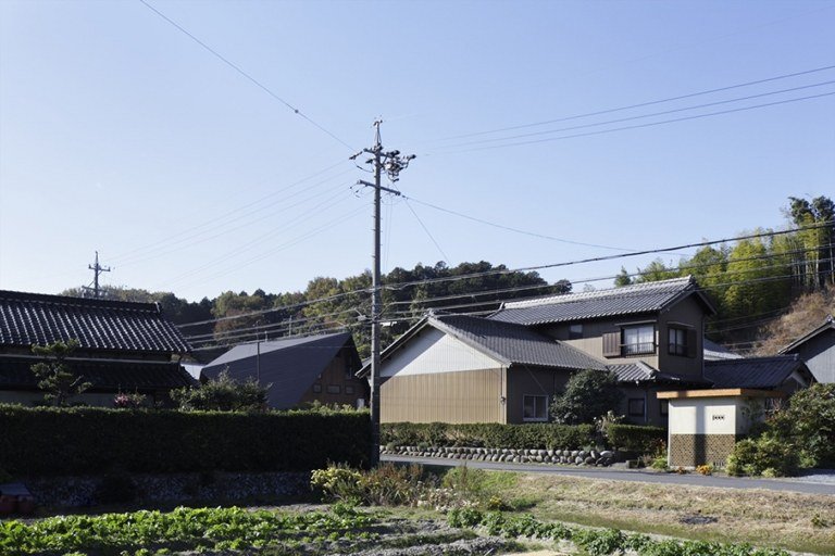 Fristående hus i Japan modern och funktionell arkitektur med träbeklädnad på fasaden och ett gaveltak