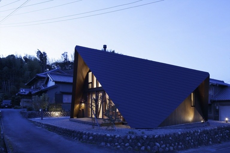 Fristående hus i Japan med modern konstruktion och ett genomtänkt belysningskoncept med utomhusbelysning