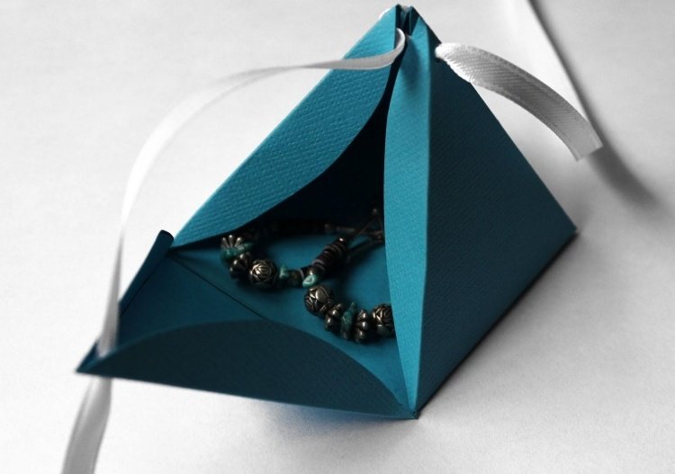 Lådor med tinkerpyramidformade DIY -örhängen