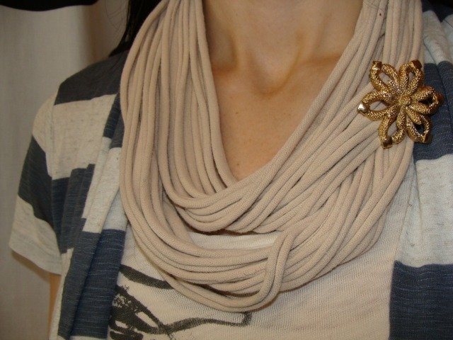 loop-scarf-old-t-shirts-upcycled-beige-golden-flower-brooch