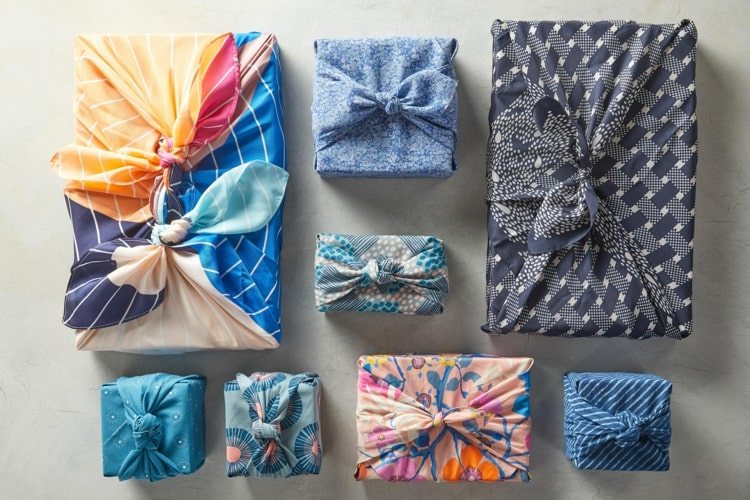 Kreativ halsduk upcycling för gåvor - halsdukar istället för omslagspapper