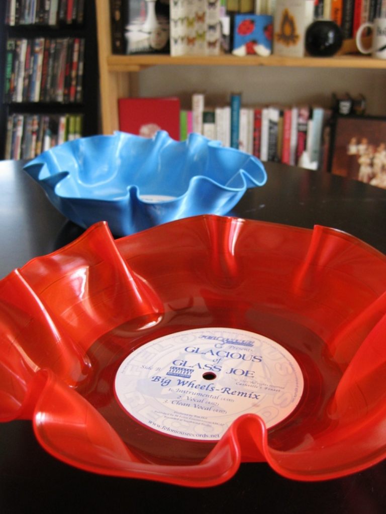 skal vinylplatta färgrik röd ljusblå plast deco idé