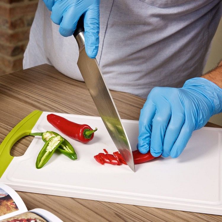 Kärna och skär heta chili med handskar