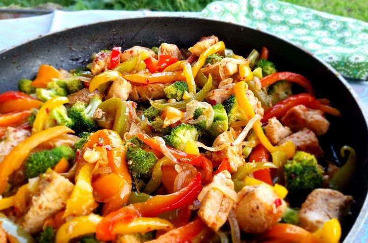 Krydda den stekta kycklingen och grönsakerna med söt och varm chilisylt