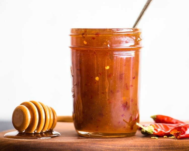 Gör din egen heta honungsås med chili