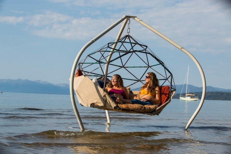 gunga med abstrakt design staender havet avkoppling tre personer