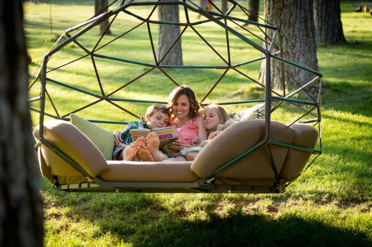 gunga med abstrakt design kodama zome park äng natur möbler
