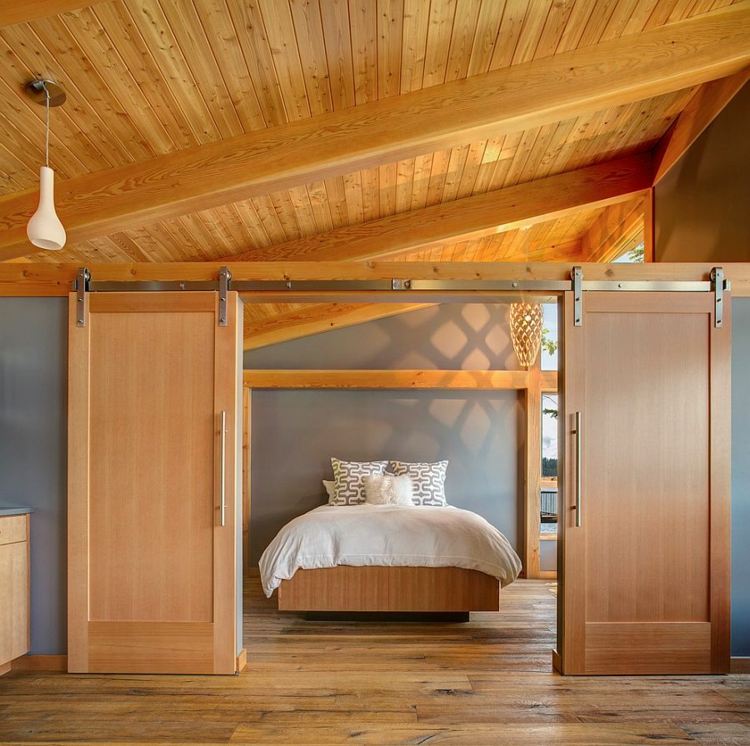 Ladugård i sovrummet modern rustik skjutdörr sluttande taksäng