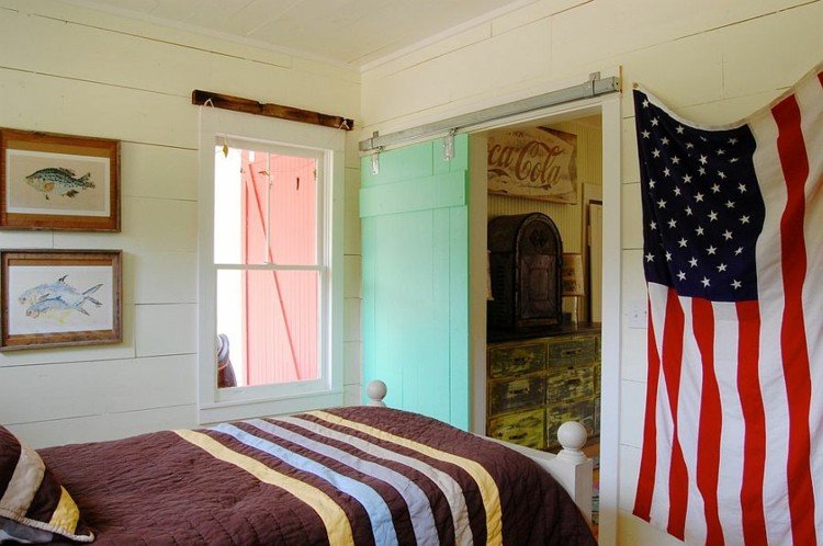 sovrum ladugård dörr mintgrön säng flagga amerika byrå rustik stil