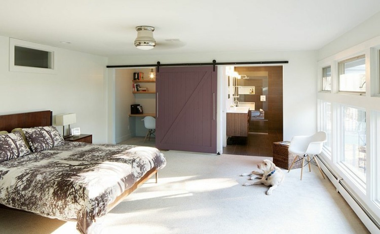 sovrum lada dörr brun vit möblering säng trä mattor kontor