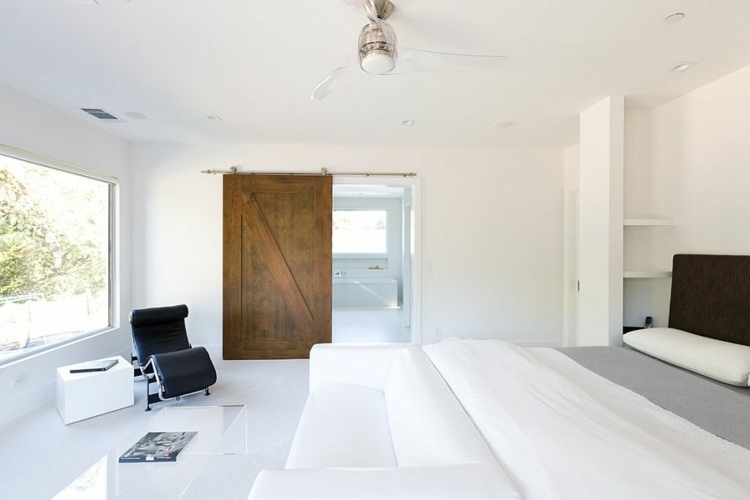 Ladugård i sovrummet minimalistisk stil vit trä högglans kakel