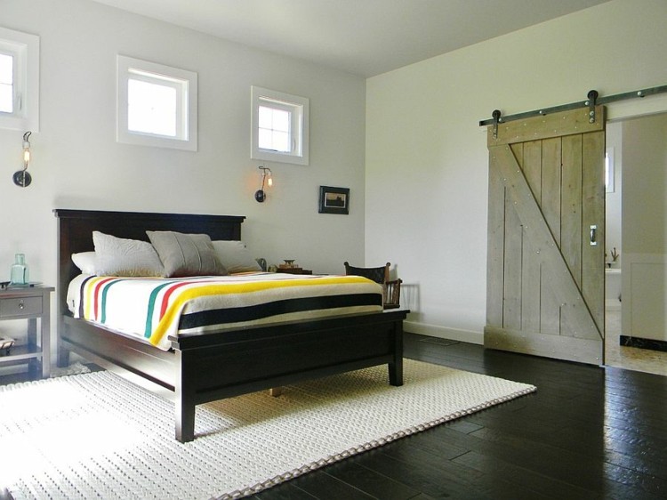 Ladugård i sovrummet badrum säng rustik matta parkett