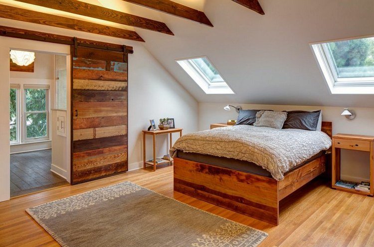 Laddörr i sovrummet träskivor design färgglada matta parkett takbjälkar