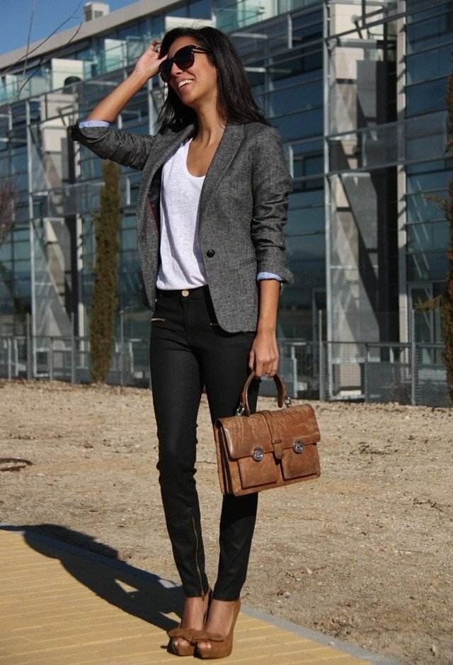 Treggings-vit-blus-grå-blazer-peep-toe-höga klackar-gjorda av mocka-läder