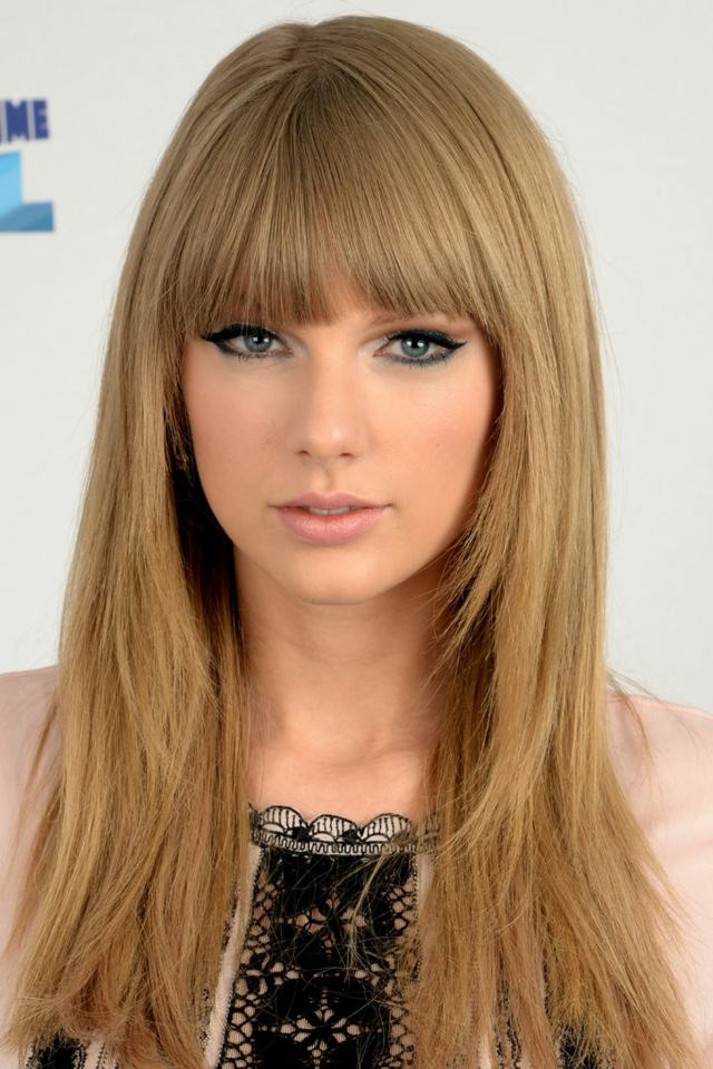 Taylor-Swift-långt-hår-med-lugg