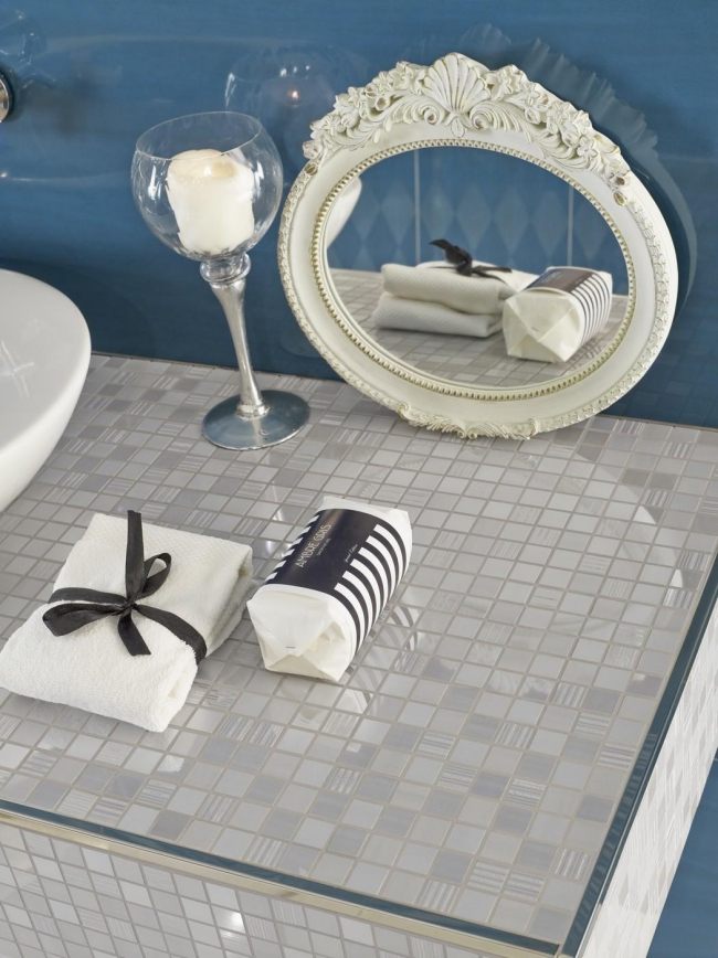grå kakel badrumsväggdesign av love brickor