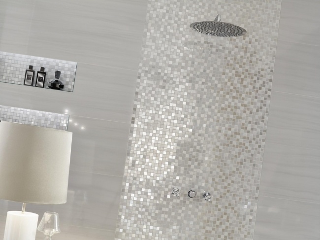 silvermosaikväggdesign i badrummet av kärlekskakel