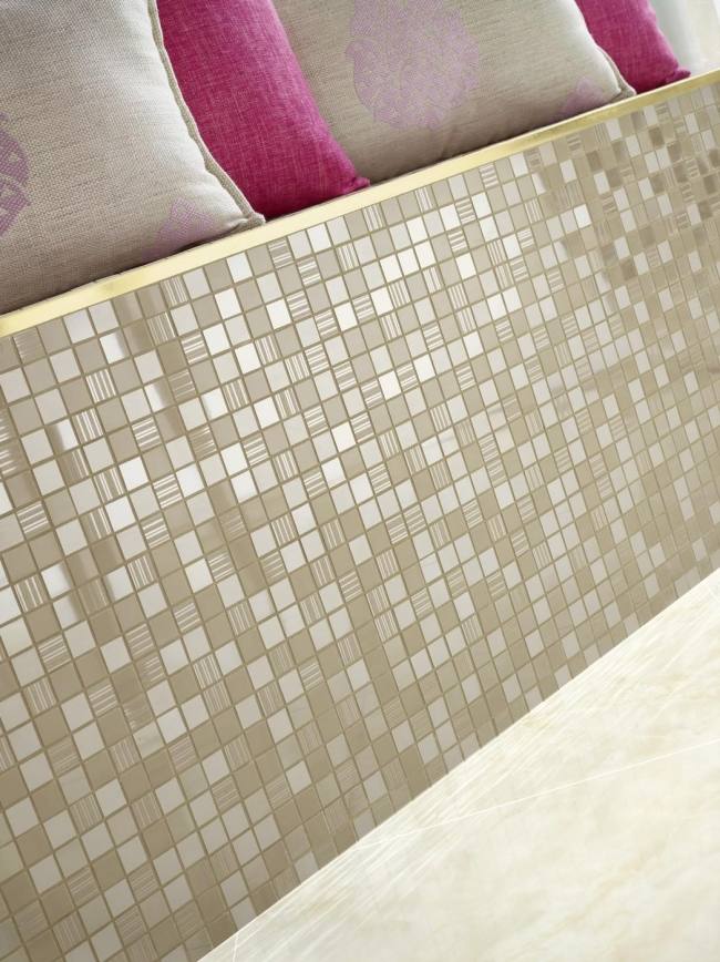 mosaikplattor väggdesign i badrummet av kärlekskakel