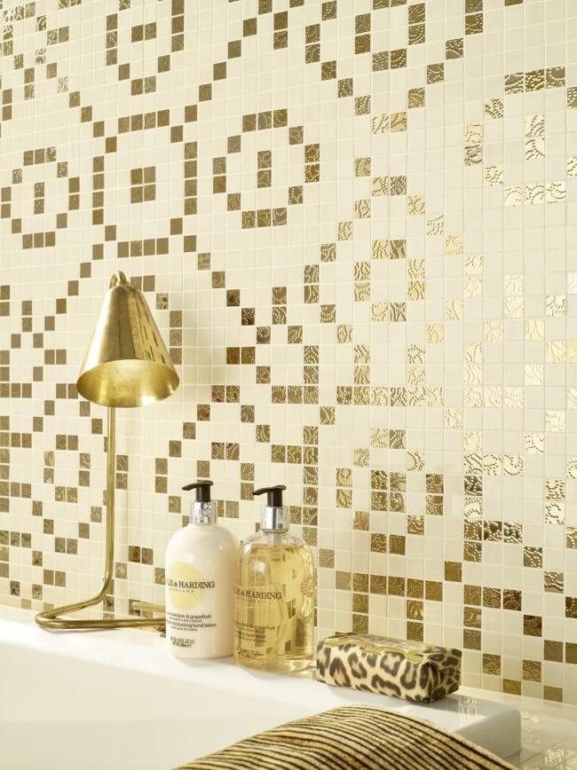 guldmönster detalj badrumsväggdesign av love brickor