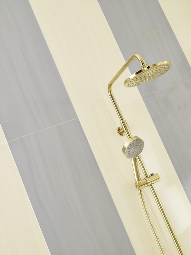 ränder grå beige väggdesign i badrummet av love brickor