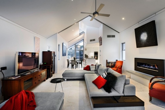 lägenhet australien sluttande tak vardagsrum glas öppen spis trämöbler