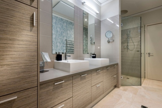 modernt badrum trä skåp fronter glas duschkabin