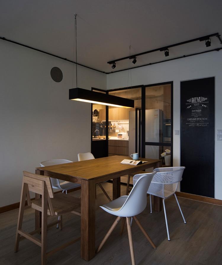 skjutdörr-kök-vardagsrum-glas-modern-inglasning-vägg-färg-grå-liten lägenhet