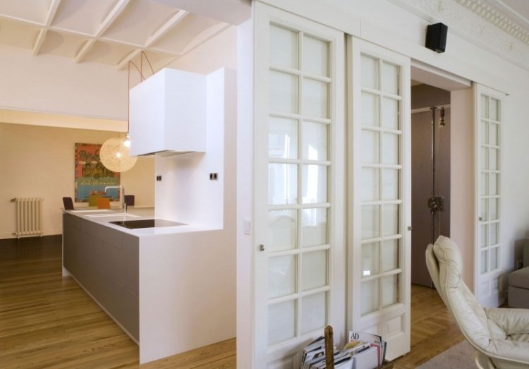 skjutdörr-kök-vardagsrum-glas-modernt-trä-vit-glas