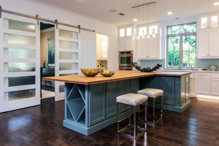 skjutdörr-kök-vardagsrum-trä-vit-glas-traditionell-färg-blå-parkettgolv