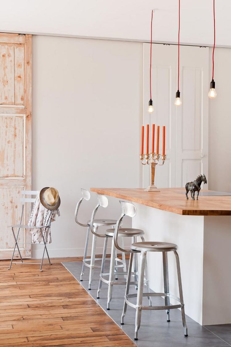 skjutdörr-kök-vardagsrum-trä-vit-moderna-penelights-glödlampor-minimalistisk