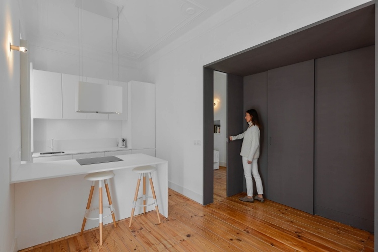 Skjutdörr-kök-vardagsrum-modern-minimalistisk-grå-vit-hall golv-köksbänk