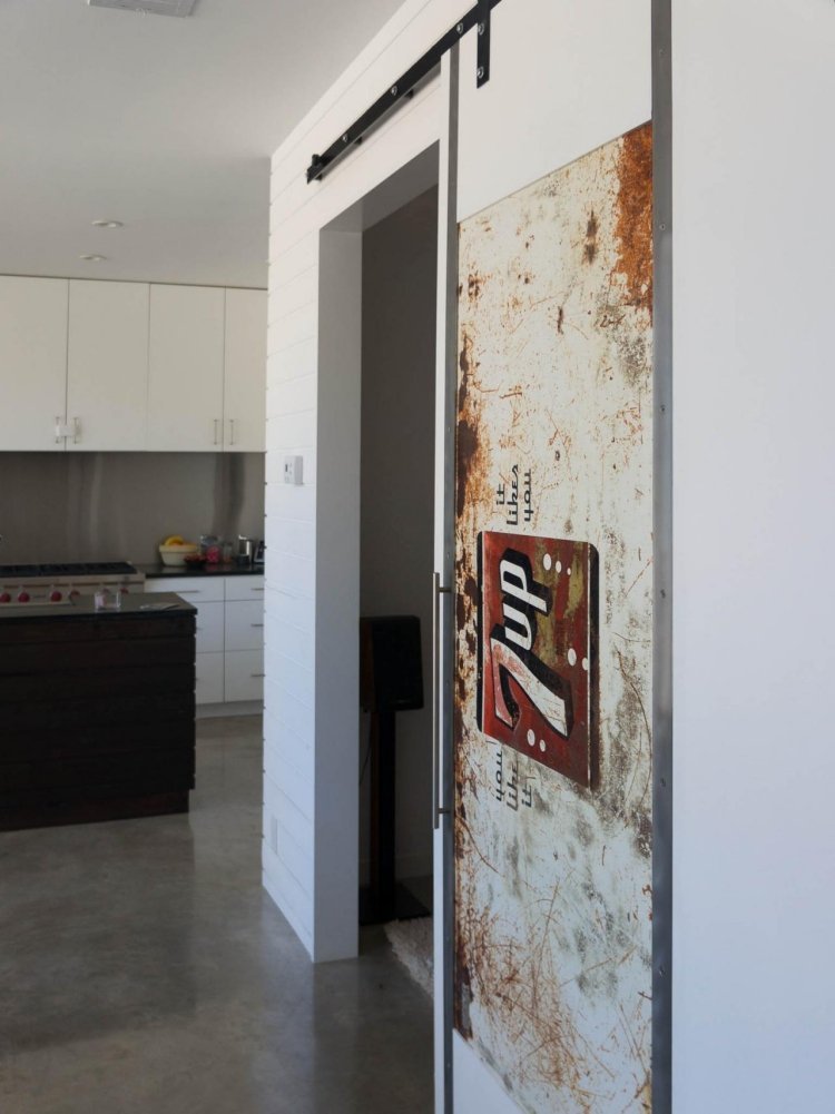 Skjutdörr-kök-vardagsrum-modern-industriell-stil-metall-betonggolv