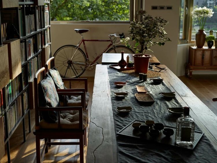 skjutdörrar-trä-lägenhet-design-rustik-matsal-bord-bord löpare-stolar