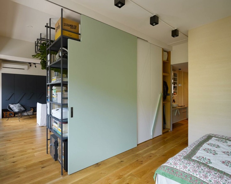 Skjutdörrar av trä mintgrönt-sovrum-rumsdelare-hylla-säng