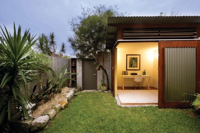 plåt-skjutdörrar-hus-skåp-trädgård-gräsmatta-idyllisk design