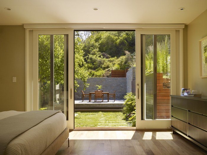 Glas-skjutdörrar-för-terrass-sovrum-tillgång-till-trädgården