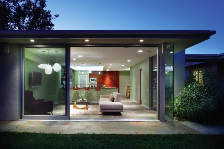 enfamiljshus-modern-design-skjutdörrar-tillgång till terrass-trädgård