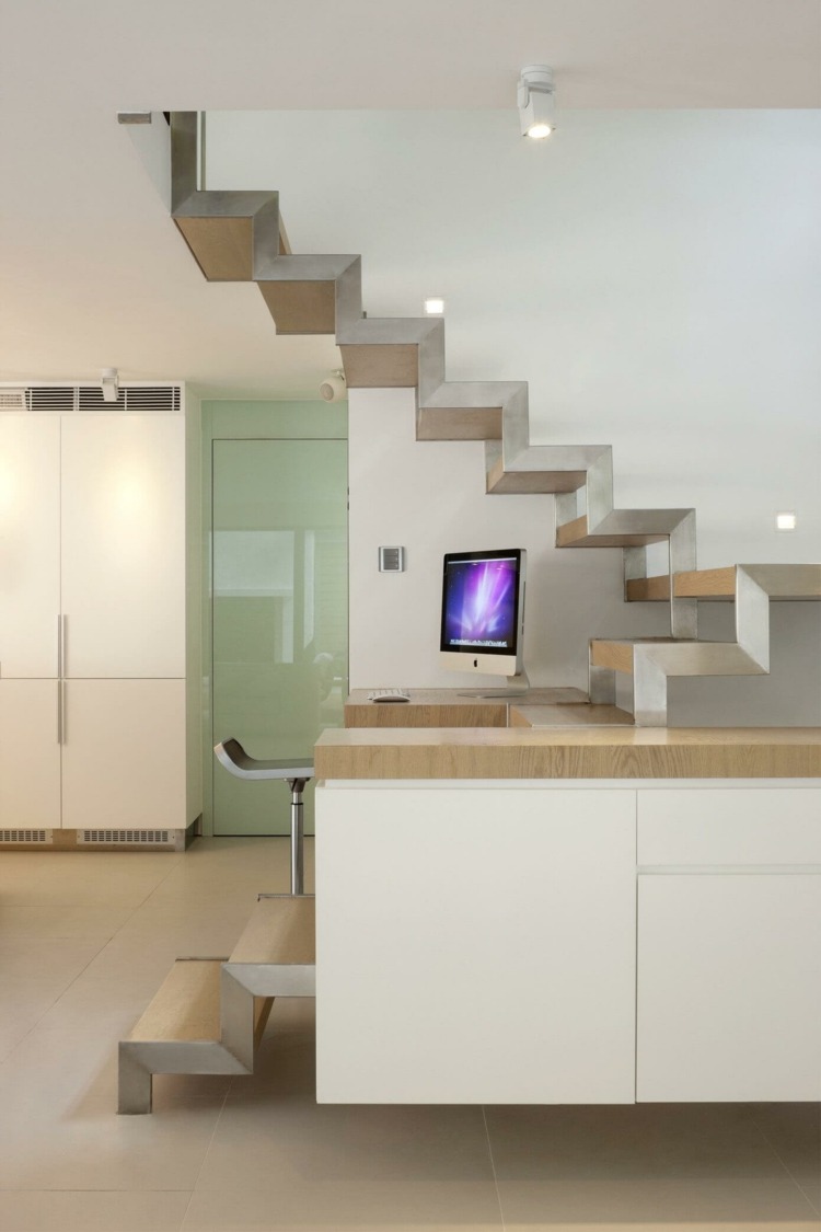 skjutdörrar-möbler-vita-trappor-integrerade-skrivbordslampor