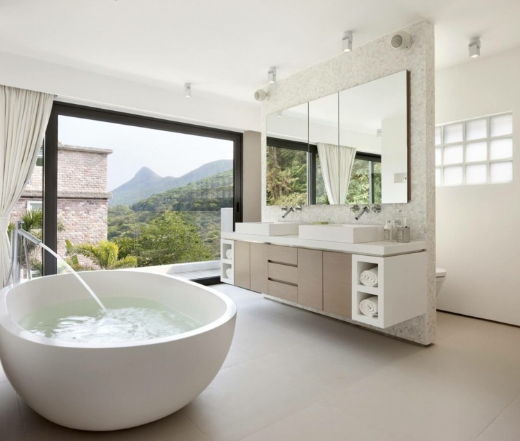 skjutdörrar-möbler-vitt-badrum-attraktivt-tvätt-skåp-oval-badkar